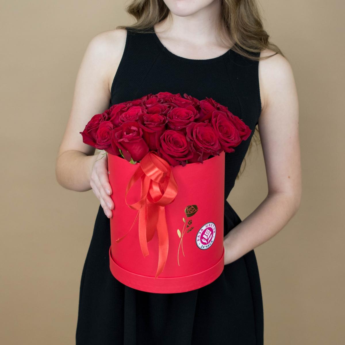 Розы в шляпной коробке красного цвета