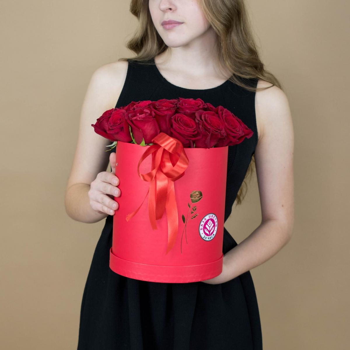 Розы в шляпной коробке красного цвета