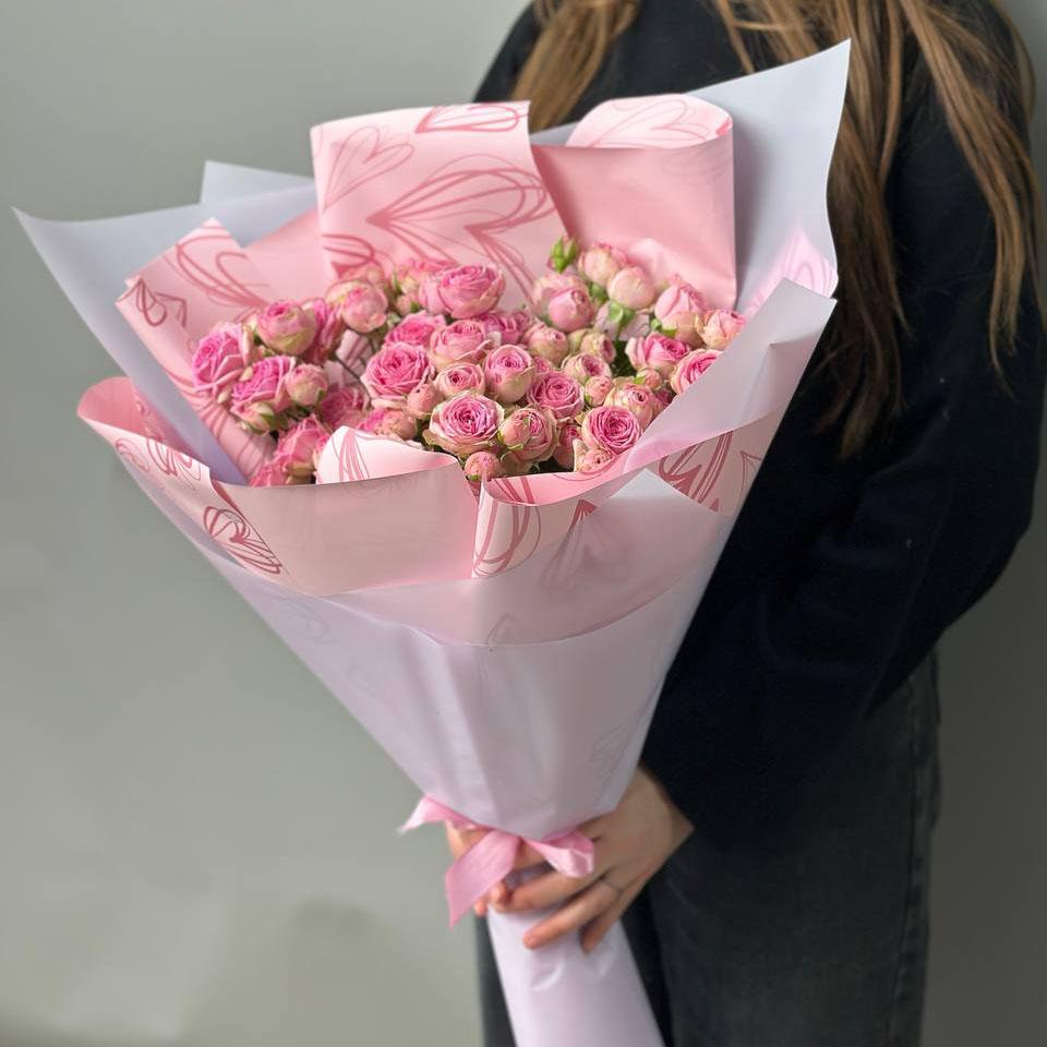 Бело-розовые кустовые розы 50 см