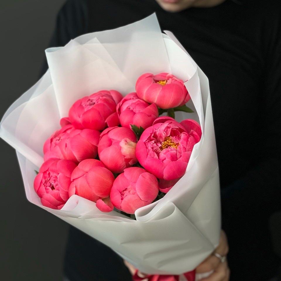 9 ярко розовых пионов